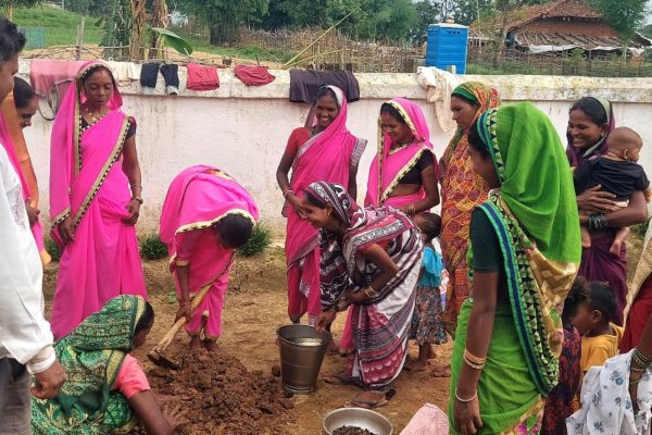 वनीय क्षेत्र में बीजारोपण की तैयारी सीड बॉल बनाकर मेढ़, बाड़ी और जंगल में छिड़कने की तैयारी