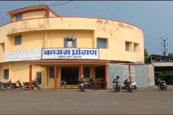 कम व्यापारियों के बीच कम दामों पर कपास खरीदी से बिफरे किसान