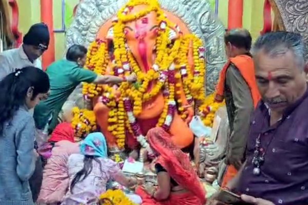 मंदिरों में दर्शन के लिए उमड़े भक्त