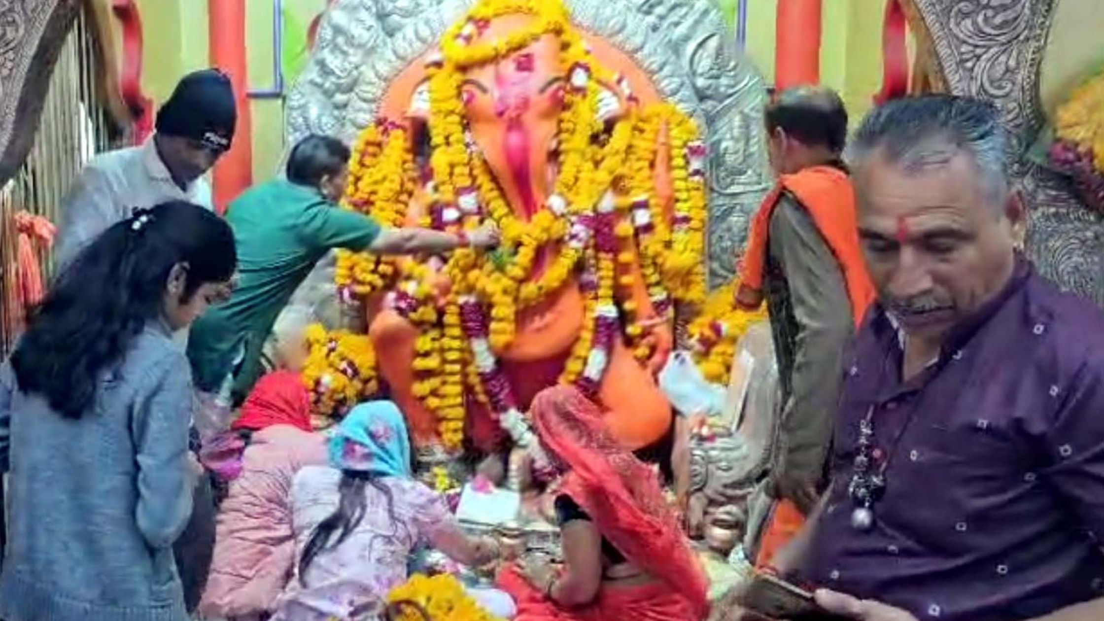 मंदिरों में दर्शन के लिए उमड़े भक्त